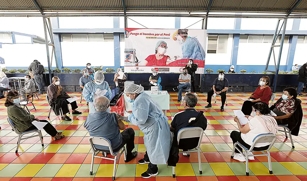 Por turno. La inmunización de los mayores de 70 años continúa en Lima y otras regiones. Foto: Minsa Por turno. La inmunización de los mayores de 70 años continúa en Lima y otras regiones. Foto: Minsa