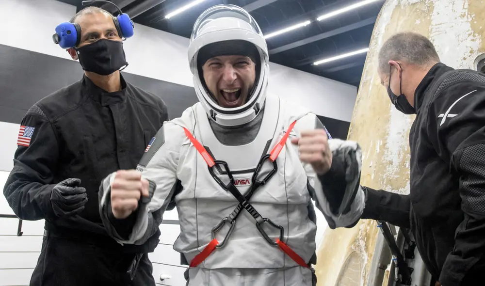 El comandante de la nave, Mike Hopkins, fue el primero en salir de la Crew Dragon. Foto: AFP