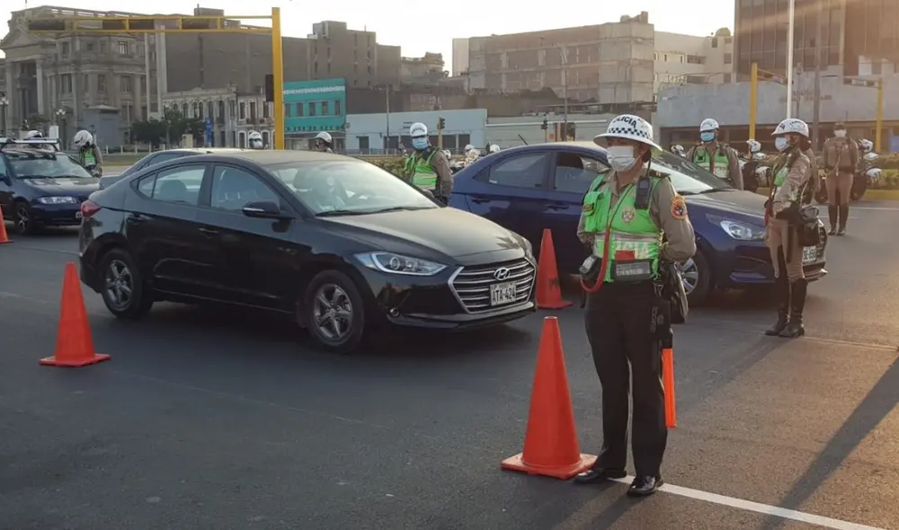 Agentes vigilan que se cumpla la inmovilización social decretada para este domingo 2 de mayo. Foto: César Zorrilla / URPI-LR Agentes vigilan que se cumpla la inmovilización social decretada para este domingo 2 de mayo. Foto: César Zorrilla / URPI-LR
