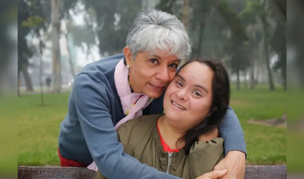 Carla Mertz Salomón con su madre, Cecilia Salomón. La joven publicó un video en Facebook pidiéndole al ministro de Salud que vacunen a las personas con Síndrome de Down. Foto: Félix Contreras. Carla Mertz Salomón con su madre, Cecilia Salomón. La joven publicó un video en Facebook pidiéndole al ministro de Salud que vacunen a las personas con Síndrome de Down. Foto: Félix Contreras.