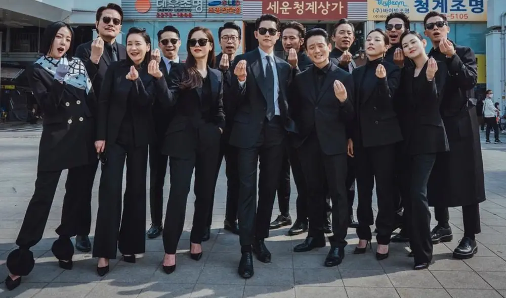 Elenco de Vincenzo. En el medio, el protagonista Song Joong Ki. Foto: tvN