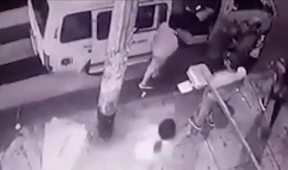 Las cámaras de seguridad captaron los repetidos asaltos de estos delincuentes. Foto: captura de América Televisión Las cámaras de seguridad captaron los repetidos asaltos de estos delincuentes. Foto: captura de América Televisión