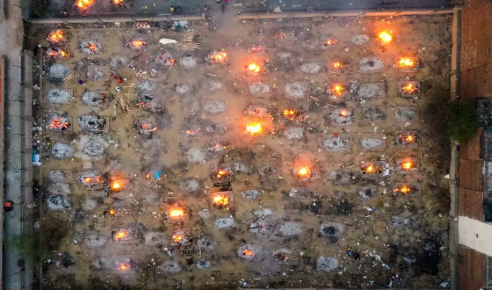 Crematorios al aire libre en la India por contagios desbordados de COVID-19. Foto: AFP Crematorios al aire libre en la India por contagios desbordados de COVID-19. Foto: AFP