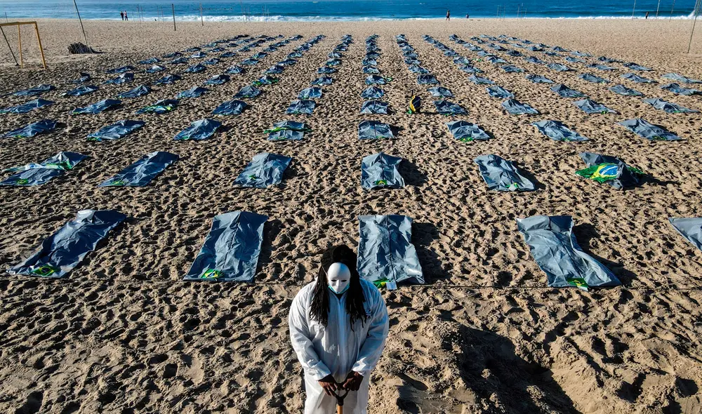 La ONG realizó un acto en la playa de Copacabana en protesta contra la gestión del Gobierno de Jair Bolsonaro durante la pandemia. Foto: EFE La ONG realizó un acto en la playa de Copacabana en protesta contra la gestión del Gobierno de Jair Bolsonaro durante la pandemia. Foto: EFE