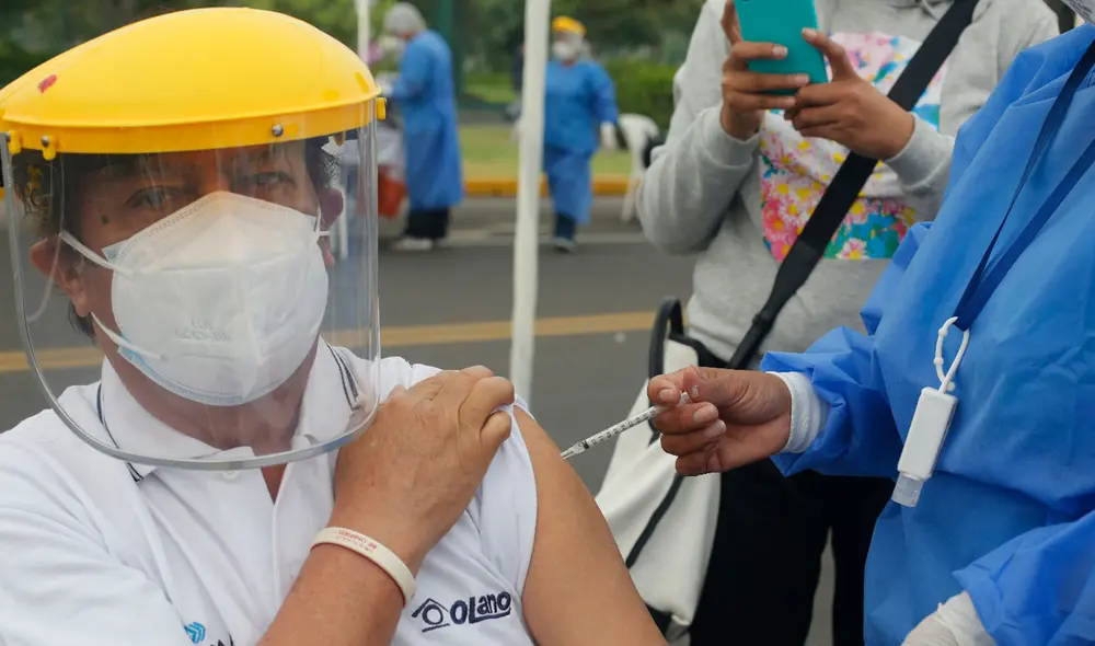 Los centros de vacunación de Lima y Callao atenderán todos los días, excepto los jueves. Foto: Carlos Contreras / La República Los centros de vacunación de Lima y Callao atenderán todos los días, excepto los jueves. Foto: Carlos Contreras / La República