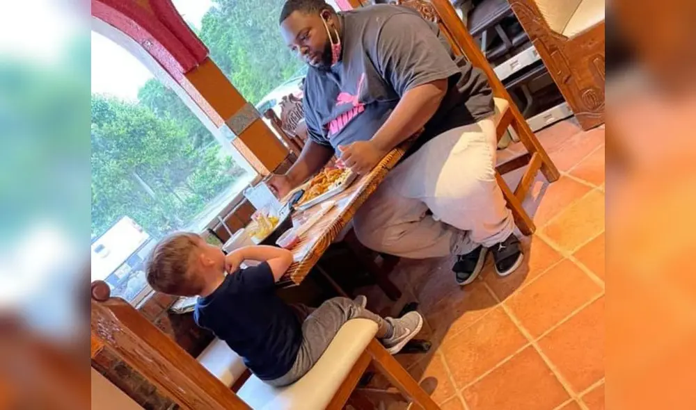 El dúo comió unas papas en salsa. Foto: Facebook