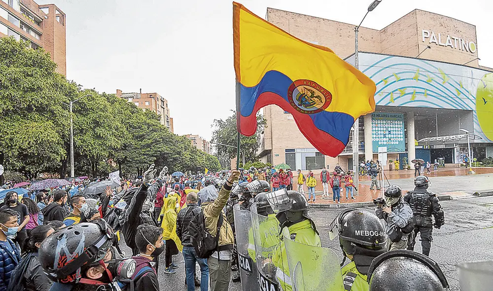 Fuerza. Manifestantes intentaron llevar marcha pacífica. Foto: AFP Fuerza. Manifestantes intentaron llevar marcha pacífica. Foto: AFP