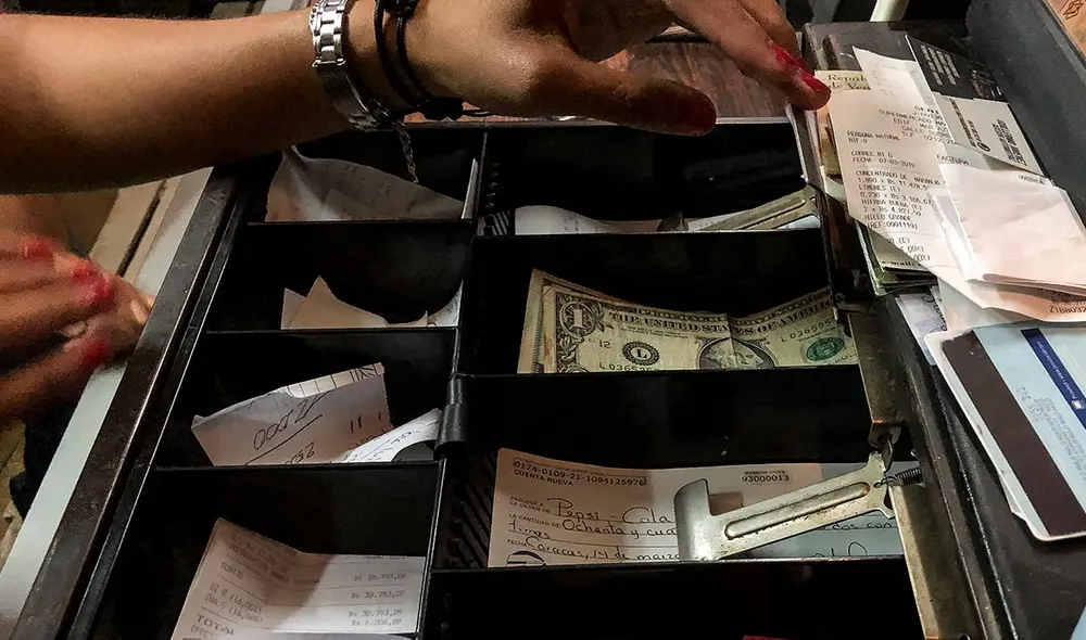 En Venezuela se emplea cada vez más un mayor número de dólares, en detrimento de los bolívares. Foto: AFP En Venezuela se emplea cada vez más un mayor número de dólares, en detrimento de los bolívares. Foto: AFP