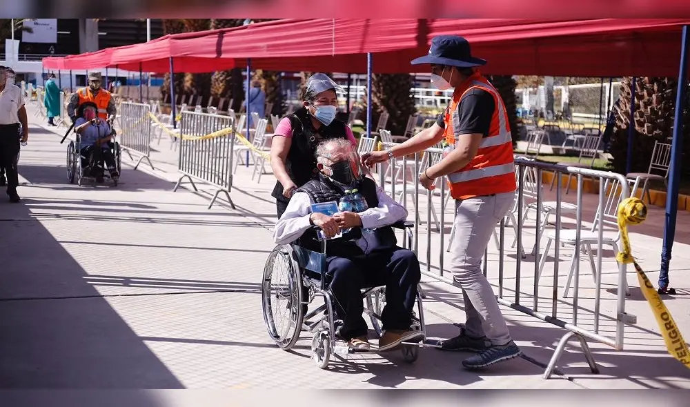 Pueden llevar a sus familiares a vacunarlos al estadio de la UNSA hasta las 1.00 p.m. Foto: Oswald Charca / La República