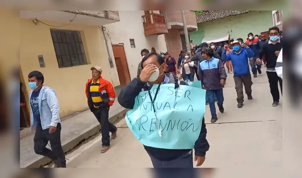 Comuneros reclamaban la presencia del alcalde y no que delegue a funcionarios. Foto: captura video Radio Cadena 96