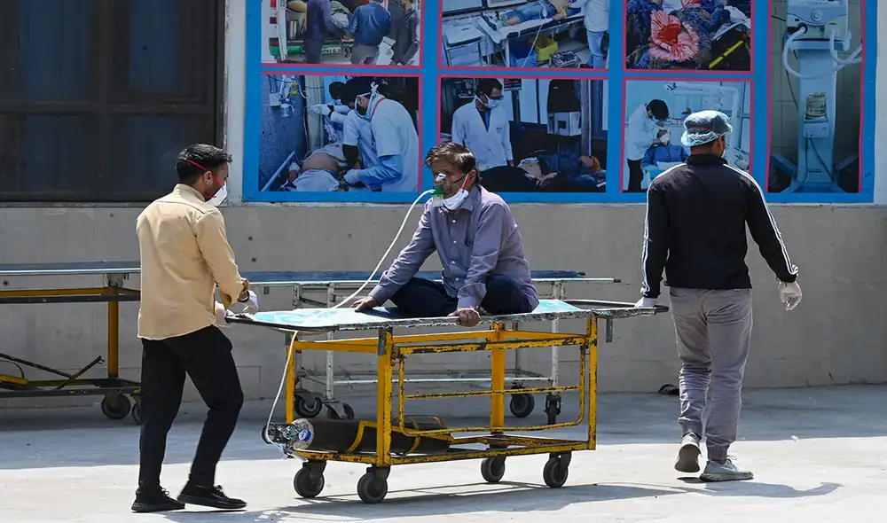 En varios centros de salud en India escasean suministros médicos ante el imparable avance del coronavirus SARS-CoV-2. Foto: AFP/referencial En varios centros de salud en India escasean suministros médicos ante el imparable avance del coronavirus SARS-CoV-2. Foto: AFP/referencial