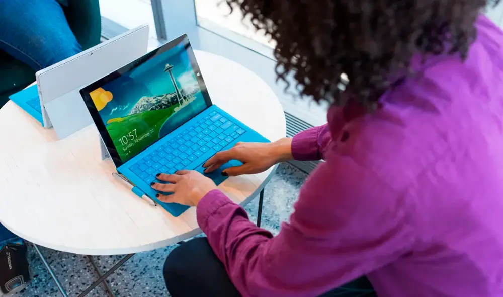 Una vez que se determina la ubicación de tu computadora, la información es enviada a Microsoft. Foto: Hipertextual Una vez que se determina la ubicación de tu computadora, la información es enviada a Microsoft. Foto: Hipertextual