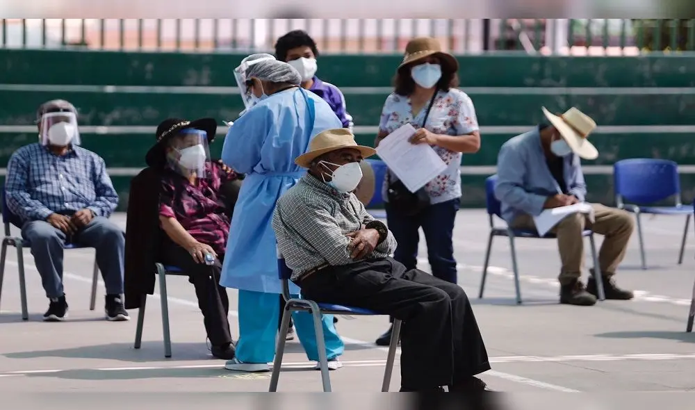 Inoculaciones a adultos mayores iniciaron el lunes 8 de marzo. Foto: Oswald Charca / La República Inoculaciones a adultos mayores iniciaron el lunes 8 de marzo. Foto: Oswald Charca / La República