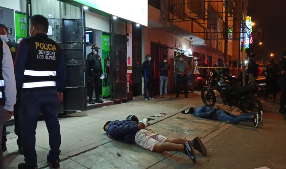 Los malhechores fueron encontrados con armas de fuego y el dinero sustraído al negocio. Foto: Gianella Aguirre / URPI-LR