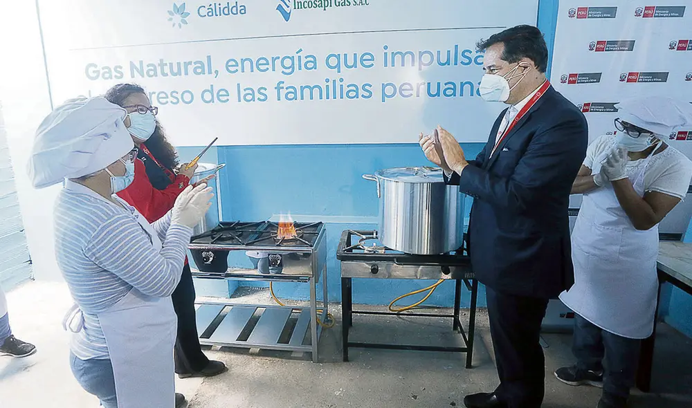 Comedor popular. Ministro Jaime Gálvez, ejecutivos de Cálidda y beneficiarias. Foto: difusión Comedor popular. Ministro Jaime Gálvez, ejecutivos de Cálidda y beneficiarias. Foto: difusión