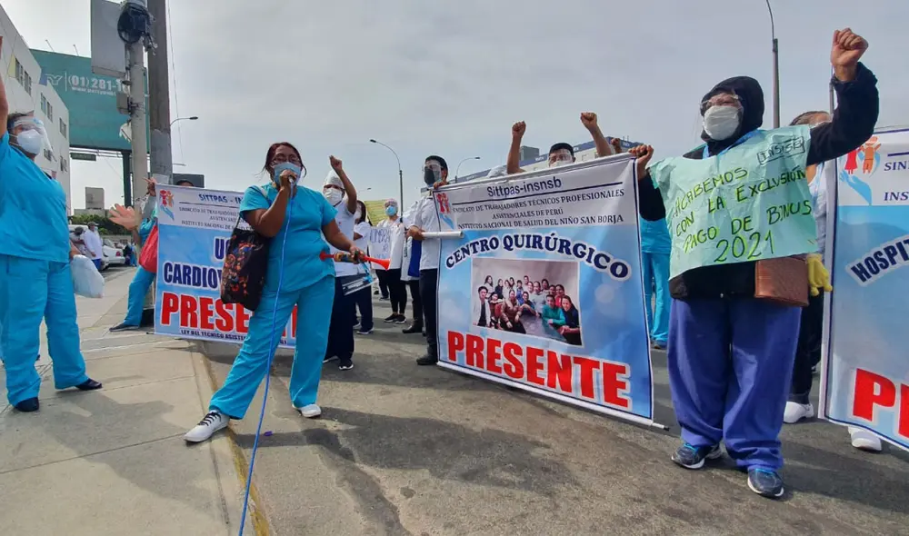 Trabajadores reclaman también por bono de nutrición y entrega de uniformes. Foto: María Pía Ponce / URPI-LR Trabajadores reclaman también por bono de nutrición y entrega de uniformes. Foto: María Pía Ponce / URPI-LR