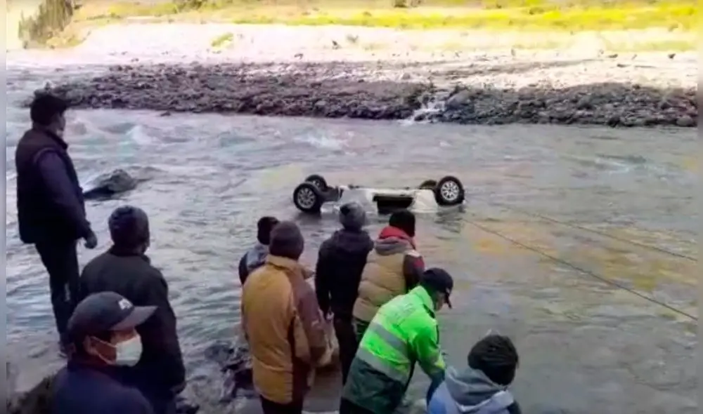 Policía y ciudadanos trataron de recuperar el vehículo. Foto: PNP. Policía y ciudadanos trataron de recuperar el vehículo. Foto: PNP.