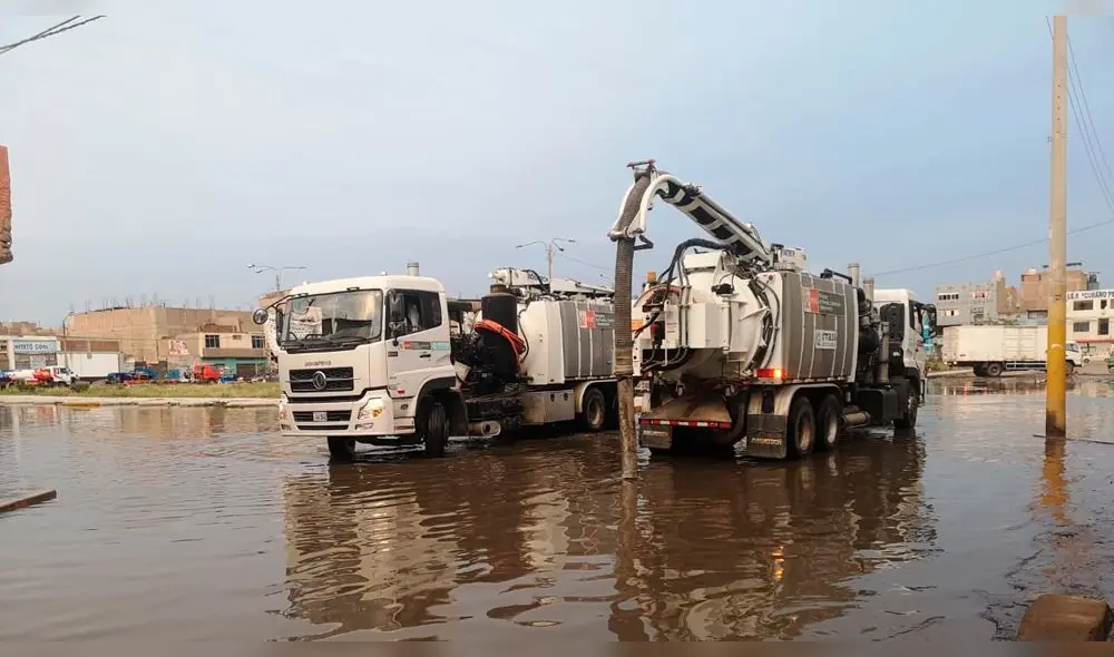 Hidrojets succionan aguas residuales en parque Los Mecánicos en Leonardo Ortiz. Foto: Epsel