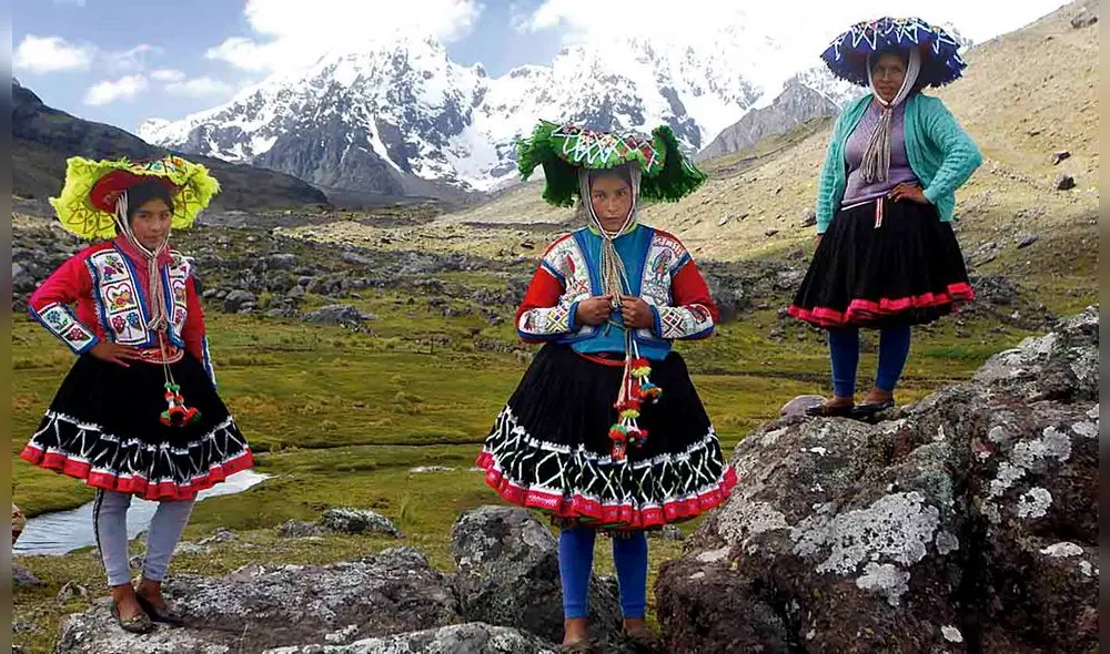 Hijas del Ausangate. Vilma, Bertha y Verónica (de izq. a der.) posan frente al apu Ausangate. Ellas esperan la reactivación del turismo para comercializar sus productos a los turistas. Foto: Juan Carlos Cisneros Hijas del Ausangate. Vilma, Bertha y Verónica (de izq. a der.) posan frente al apu Ausangate. Ellas esperan la reactivación del turismo para comercializar sus productos a los turistas. Foto: Juan Carlos Cisneros