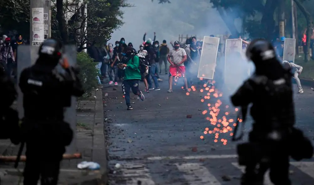 Defensores de derechos humanos denuncian amenazas y casos de violencia policial, que incluyen civiles muertos a manos de uniformados. Foto: AFP Defensores de derechos humanos denuncian amenazas y casos de violencia policial, que incluyen civiles muertos a manos de uniformados. Foto: AFP