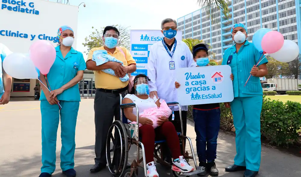 Luz Robles junto a sus gemelos antes de abandonar el Hospital Rebagliati. Los doctores del área Área de Neonatología estabilizaron a los recién nacidos. Foto: Minsa Luz Robles junto a sus gemelos antes de abandonar el Hospital Rebagliati. Los doctores del área Área de Neonatología estabilizaron a los recién nacidos. Foto: Minsa