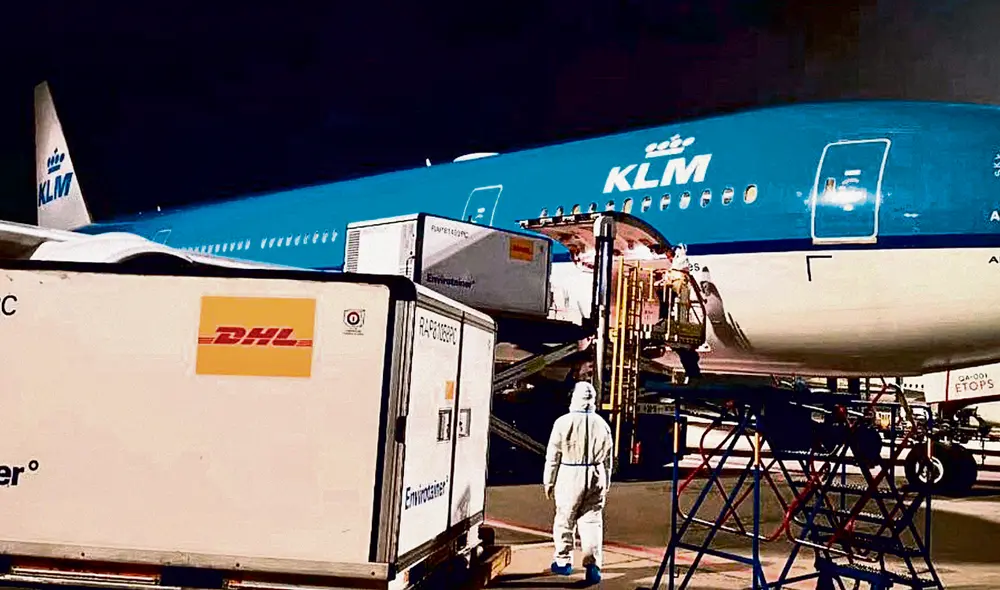 Nuevos lotes. Hoy llegan 350.000 dosis de Pfizer y mañana otra misma cantidad, dijo el presidente. Foto: La República Nuevos lotes. Hoy llegan 350.000 dosis de Pfizer y mañana otra misma cantidad, dijo el presidente. Foto: La República