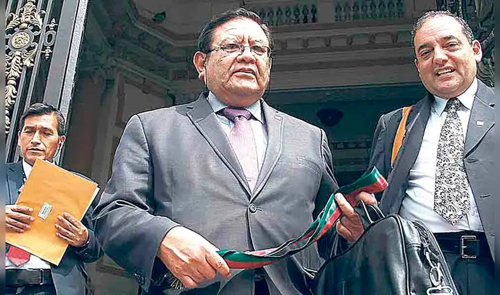 Lo acusan. Guillén cuestiona que Salas no haya actuado. Lo acusan. Guillén cuestiona que Salas no haya actuado.