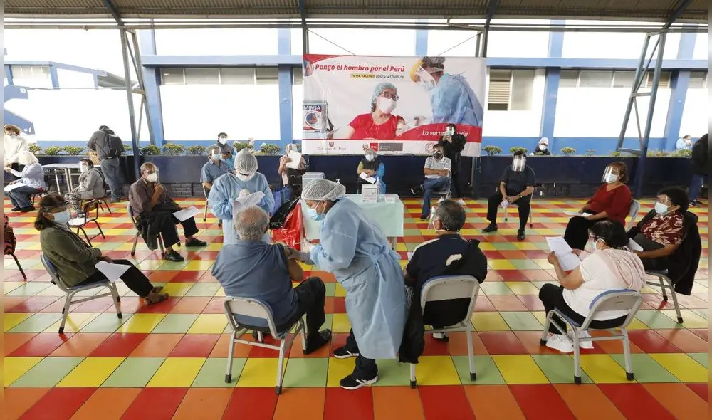 Personas entre 70 y 79 años serán inmunizadas con la dosis de Pfizer. La campaña para este grupo etario inició el 30 de abril y va hasta el 19 de mayo en 50 distritos. Foto: La República Personas entre 70 y 79 años serán inmunizadas con la dosis de Pfizer. La campaña para este grupo etario inició el 30 de abril y va hasta el 19 de mayo en 50 distritos. Foto: La República