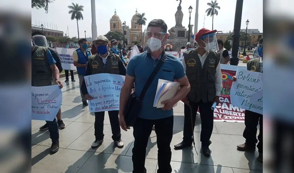 Alcalde y ciudadanos de Bolívar hicieron plantón frente a sede del Gobierno Regional. Foto: difusión Alcalde y ciudadanos de Bolívar hicieron plantón frente a sede del Gobierno Regional. Foto: difusión