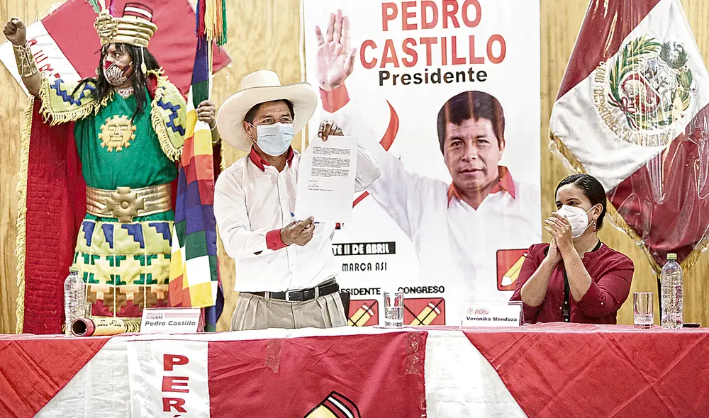 Acuerdo. Lo firmado por Castillo y Mendoza apuntaría más allá de ser un simple endose electoral. Una victoria del candidato de PL posiblemente abra la puerta a una alianza de gobierno. Foto: Antonio Melgarejo / La República Acuerdo. Lo firmado por Castillo y Mendoza apuntaría más allá de ser un simple endose electoral. Una victoria del candidato de PL posiblemente abra la puerta a una alianza de gobierno. Foto: Antonio Melgarejo / La República