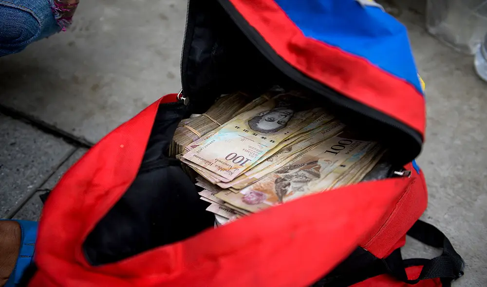 En Venezuela han cambiado de billetes en múltiples ocasiones ante la alta inflación, con un uso cada vez más masivo del dólar como referencia. Foto: AFP