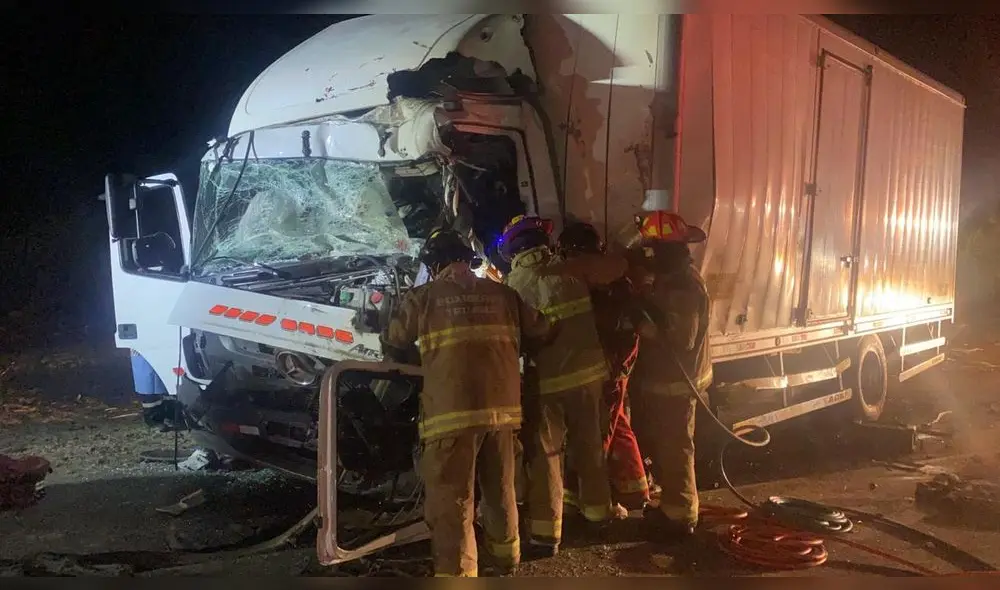 Los bomberos rescataron al herido y lo derivaron al hospital de Virú. Foto: PNP Los bomberos rescataron al herido y lo derivaron al hospital de Virú. Foto: PNP