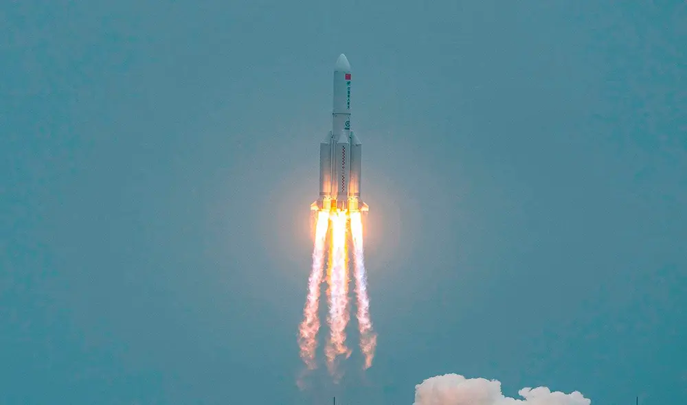 El cohete Gran Marcha-5B Y2 (Changzheng wǔ) con el módulo central de la estación orbital china fue lanzado el 29 de abril desde la base espacial china de Wenchang. Foto: AFP