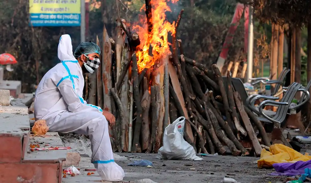 Las muertes aumentaron a 3.915, una cifra algo menor al récord registrado el último jueves y que eleva el número total de fallecidos a 234.083. Foto: EFE
