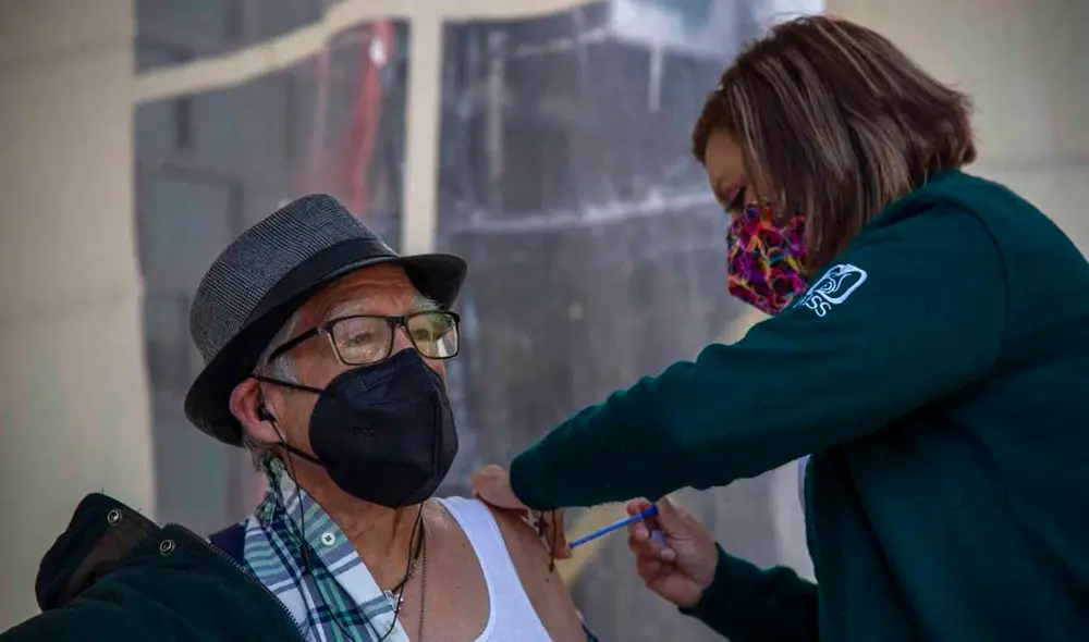 "La prioridad debe ser suministrar vacunas a todos los países del mundo para los grupos más prioritarios", sostuvo la OMS. Foto: AFP