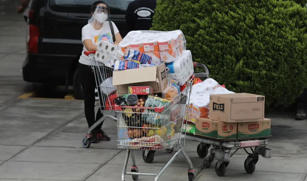 El ingreso a los supermercados solo será una persona por familia y con el uso correcto del protector facial. Foto: La República