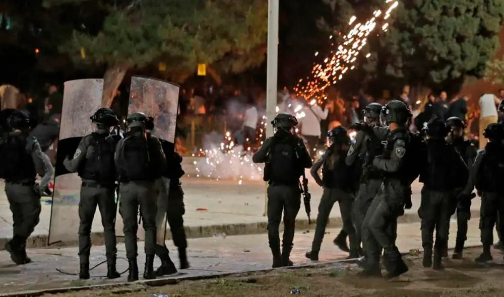 Según la Policía de Israel, “centenares de personas lanzaron piedras, botellas y otros objetos contra agentes, que respondieron”. Foto: AFP Según la Policía de Israel, “centenares de personas lanzaron piedras, botellas y otros objetos contra agentes, que respondieron”. Foto: AFP
