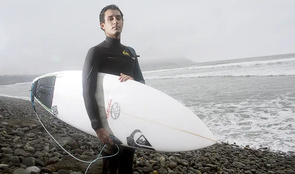 “El mar es muy cambiante, por eso me gusta improvisar. Te conectas con la ola, sientes las vibras, ella viene hacia ti”, expresa Mesinas. Foto: COPAL