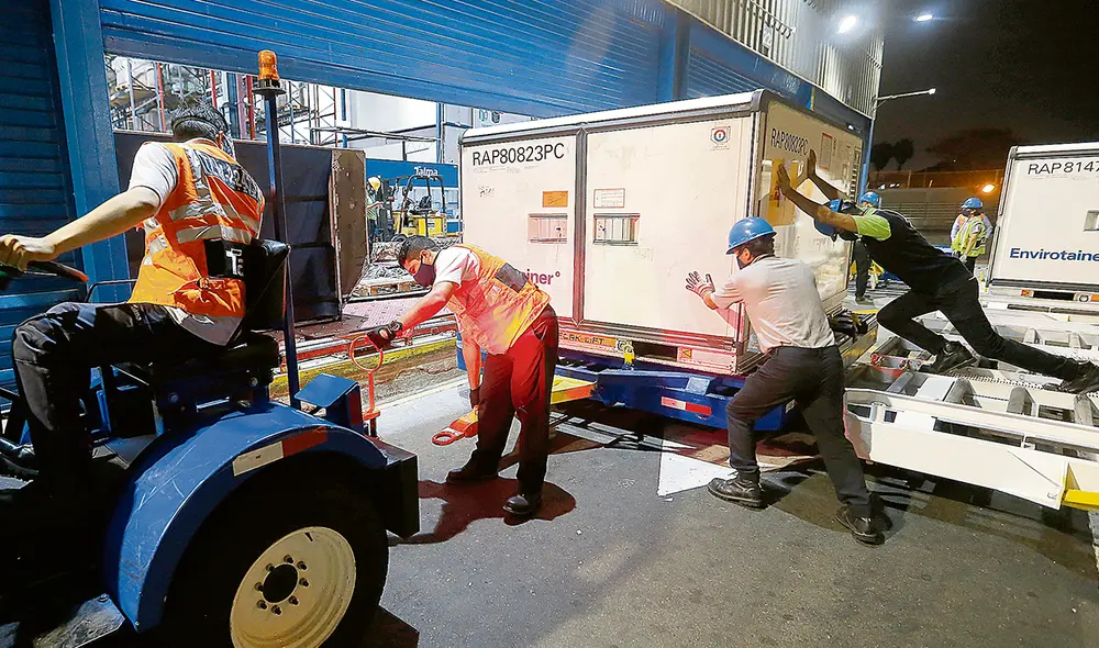 Embarque. Anoche llegaron otras 350 mil dosis de Pfizer que serán para los adultos mayores. Foto: La República Embarque. Anoche llegaron otras 350 mil dosis de Pfizer que serán para los adultos mayores. Foto: La República