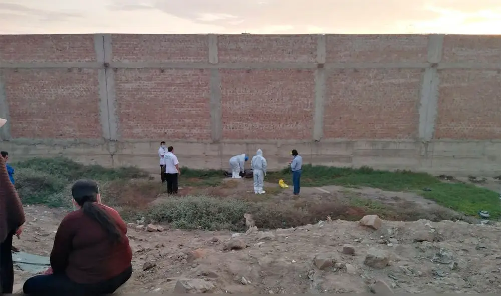 Agentes policiales llegaron al lugar donde se encontró el cuerpo de la mujer. Foto: PNP