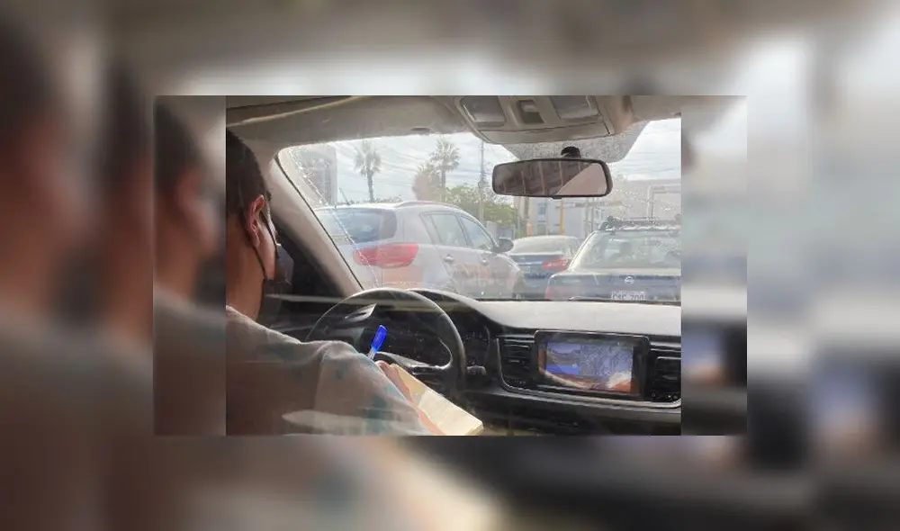 El taxista escuchaba sus clases virtuales en pleno viaje, con autorización del cliente. Foto: captura de Twitter
