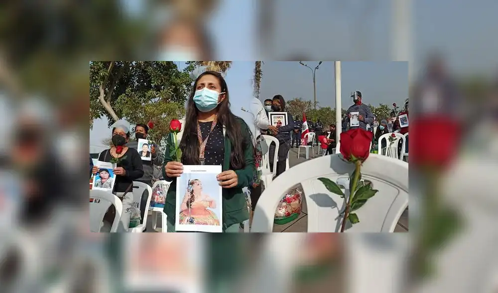 Familiares asistieron con la foto de su ser querido y una rosa roja en mano. Foto: Gianella Aguirre / URPI-LR
