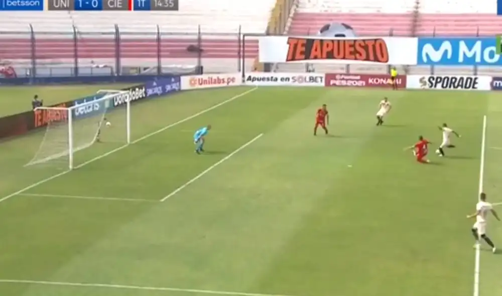Corzo se proyectó por la banda derecha y asistió a Alex Valera para poner el primer gol crema ante Cienciano. Foto: captura Gol Perú Corzo se proyectó por la banda derecha y asistió a Alex Valera para poner el primer gol crema ante Cienciano. Foto: captura Gol Perú