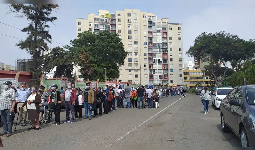 Así lucen las colas para la vacuna en el Campo de Marte. Foto: Defensoría del Pueblo