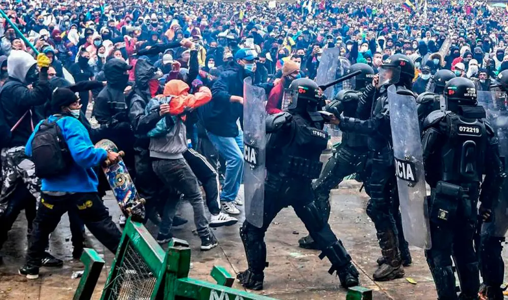 Manifestantes se enfrentan a la policía antidisturbios durante las protestas en Colombia. Foto: AFP Manifestantes se enfrentan a la policía antidisturbios durante las protestas en Colombia. Foto: AFP