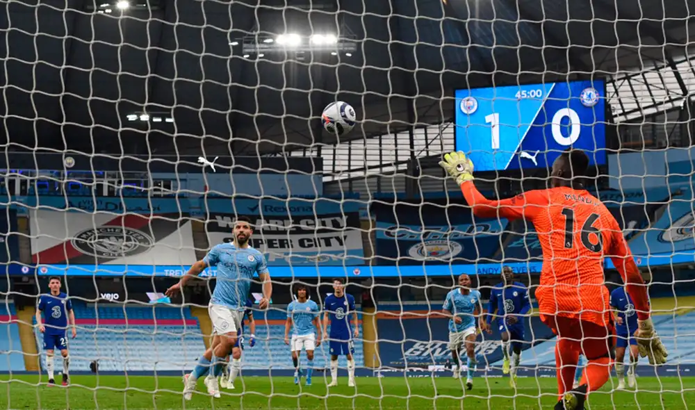 Sergio Agüero intentó 'picar' el balón ante Mendy, pero el meta del Chelsea detuvo el esférico. Foto: AFP Sergio Agüero intentó 'picar' el balón ante Mendy, pero el meta del Chelsea detuvo el esférico. Foto: AFP