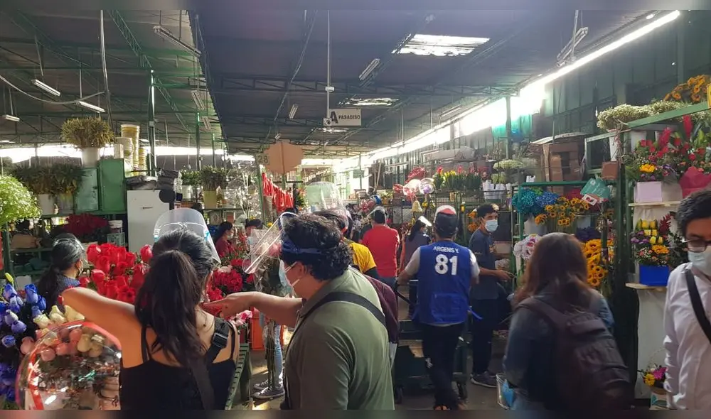 Personas no respetaban el distanciamiento social. Foto: Deysi Portuguez/ URPI-LR Personas no respetaban el distanciamiento social. Foto: Deysi Portuguez/ URPI-LR