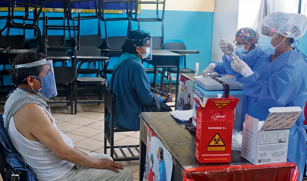 Por turno. El reinicio del proceso de inmunización en Lima tuvo algunos problemas. No obstante, hubo una masiva concurrencia a los puntos de atención. Foto: Carlos Contreras/La República Por turno. El reinicio del proceso de inmunización en Lima tuvo algunos problemas. No obstante, hubo una masiva concurrencia a los puntos de atención. Foto: Carlos Contreras/La República