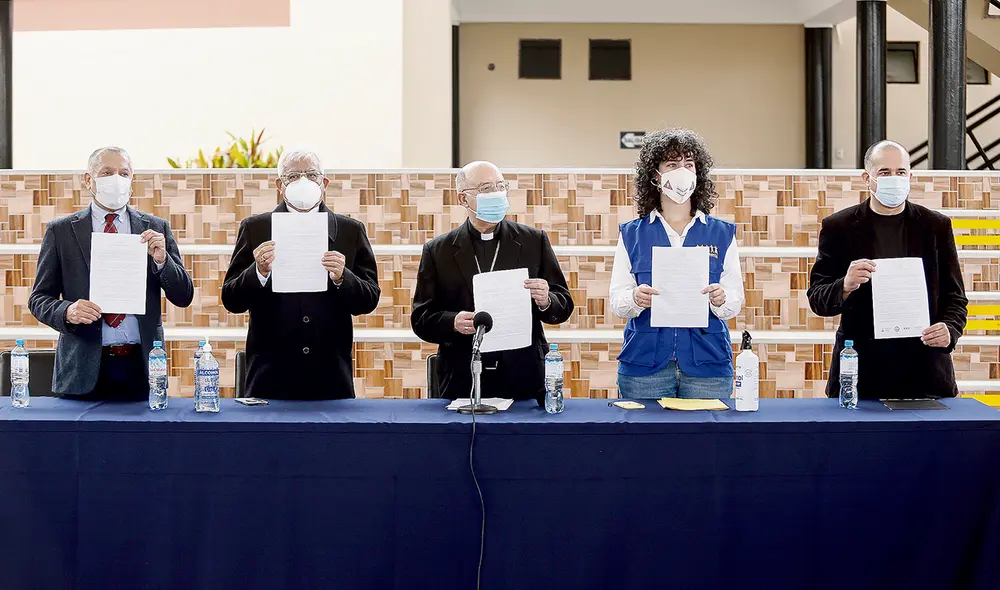 Juntos. Mons. Cabrejos (CEP), card. Barreto, Cristian Scheelje (Unicep), Adriana Urrutia (Transparencia) y Bracamonte (CNDDHH). Foto: Antonio Melgarejo / La República