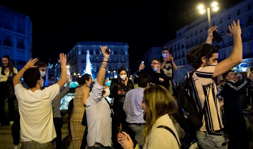 Cientos de personas se dieron cita en la Puerta del Sol de Madrid para celebrar el fin del estado de alarma. Foto: EFE Cientos de personas se dieron cita en la Puerta del Sol de Madrid para celebrar el fin del estado de alarma. Foto: EFE